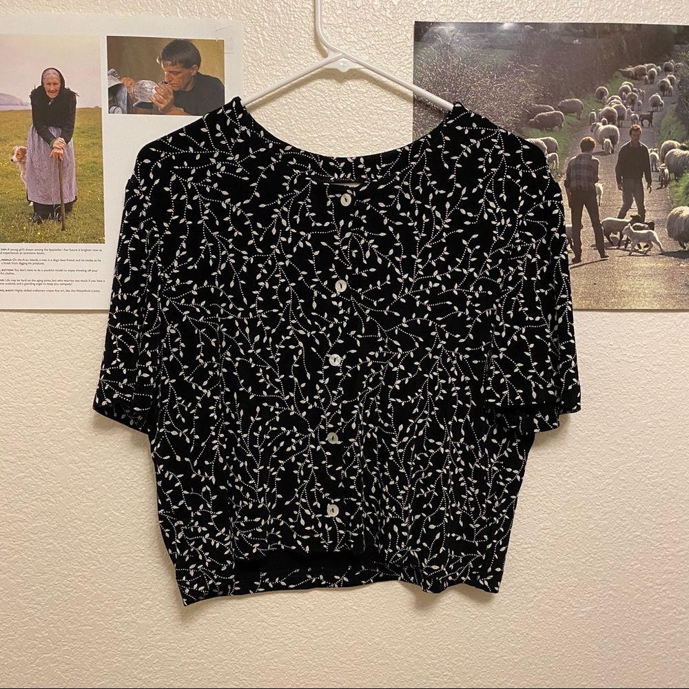 🌸URBAN OUTFITTERS VINE CROP TOP